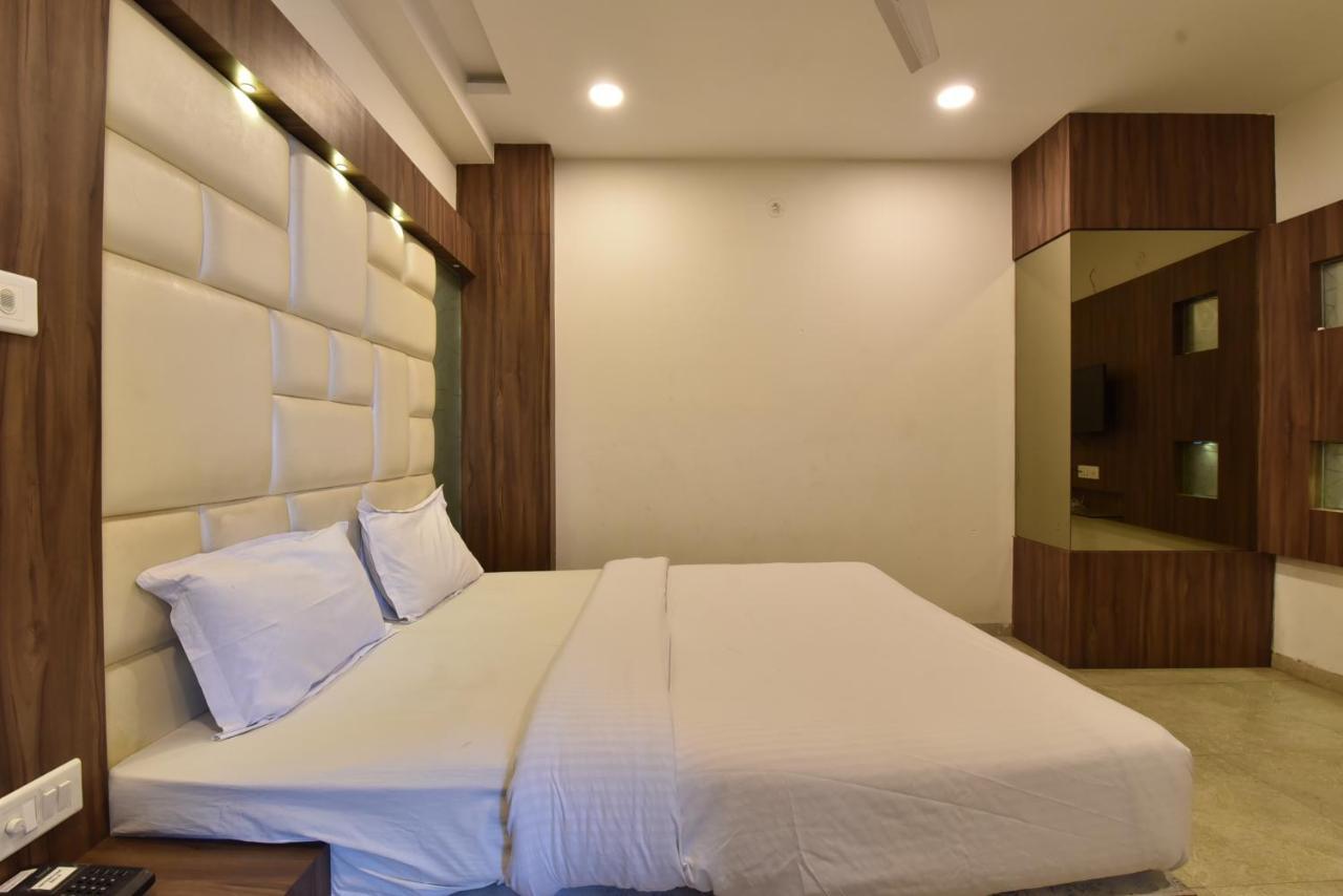 Hotel Lord Krishna Rohera Kültér fotó