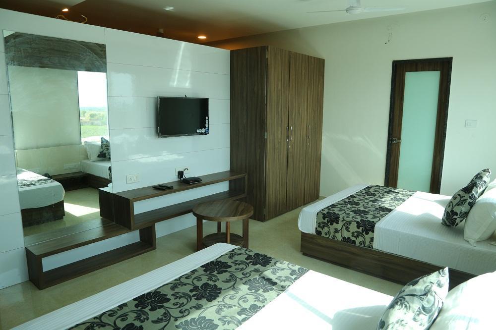 Hotel Lord Krishna Rohera Kültér fotó