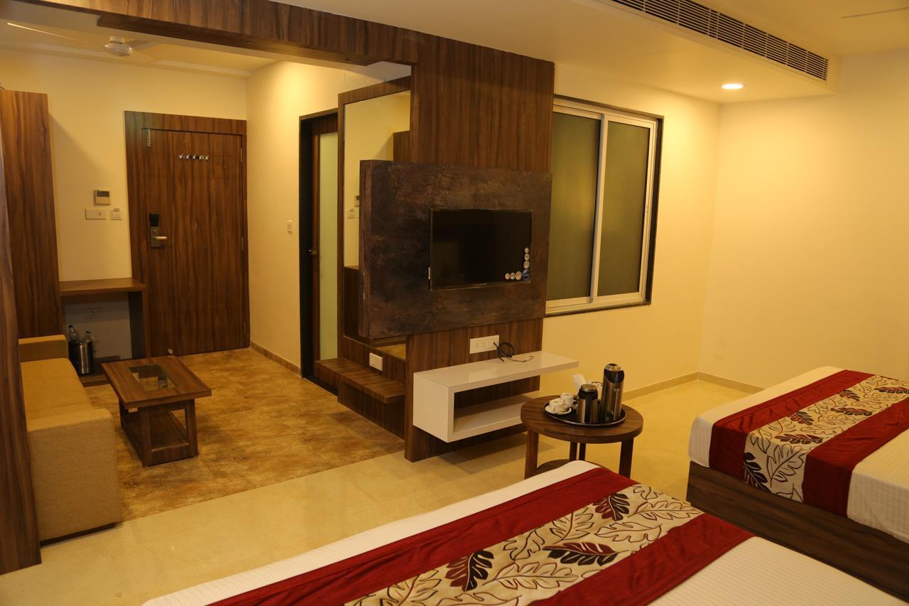 Hotel Lord Krishna Rohera Kültér fotó