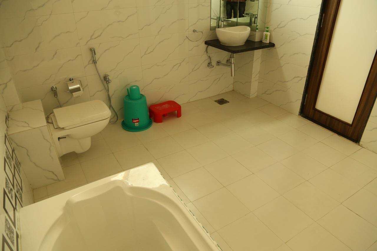 Hotel Lord Krishna Rohera Kültér fotó